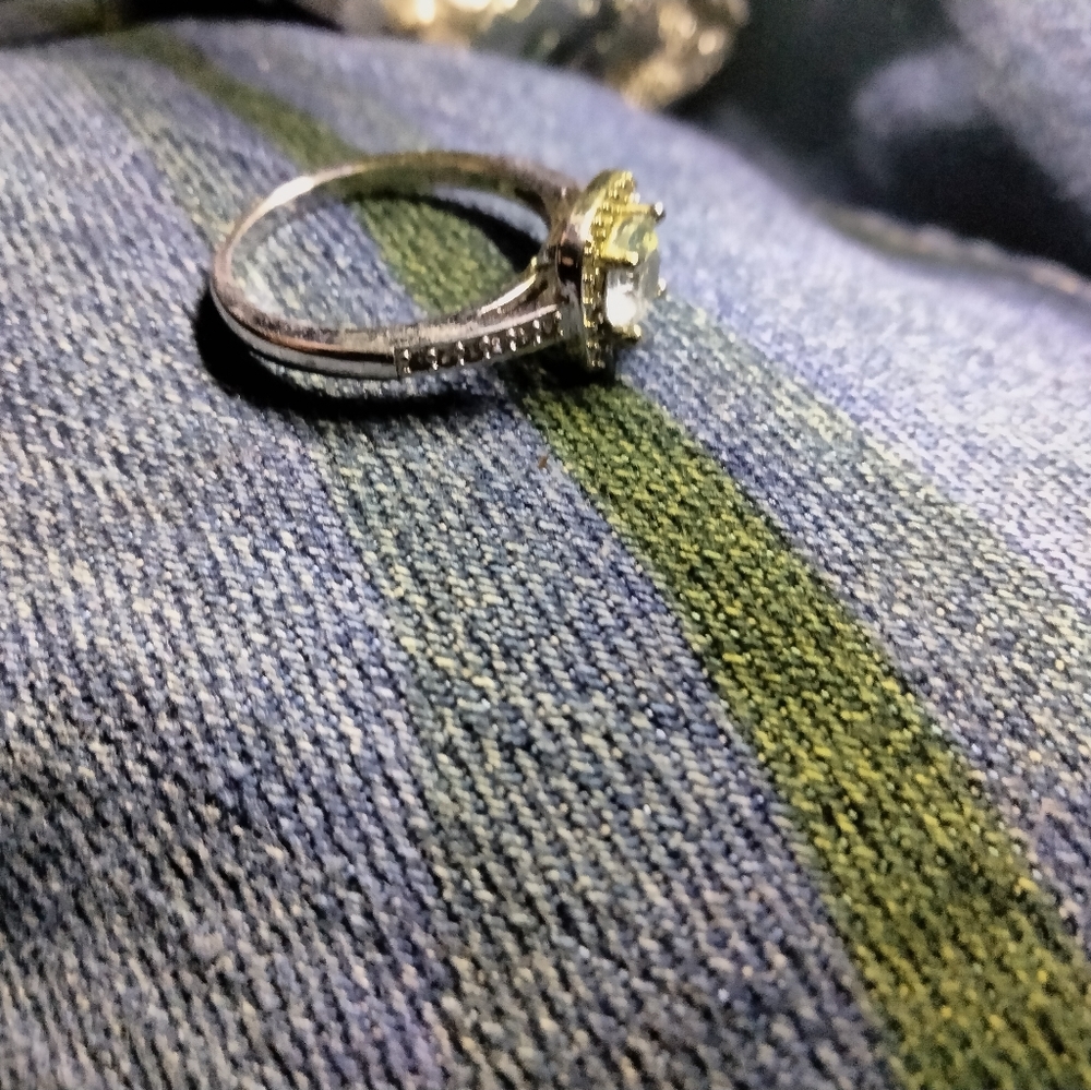 Engagement ring - Picture 4 of 10